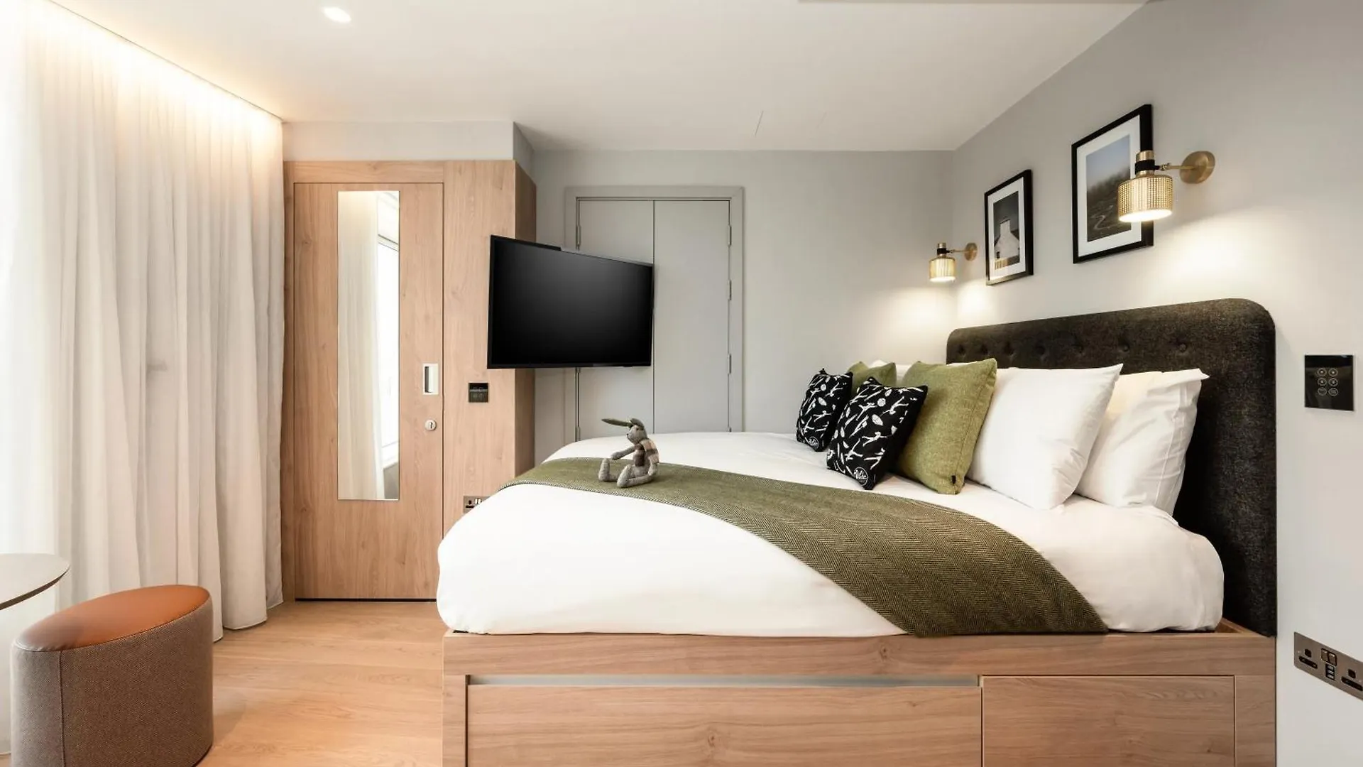 Wilde Aparthotels London Aldgate Tower Bridge 4*,  United Kingdom